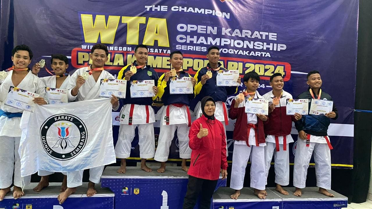 Foto podium pengalungan medali